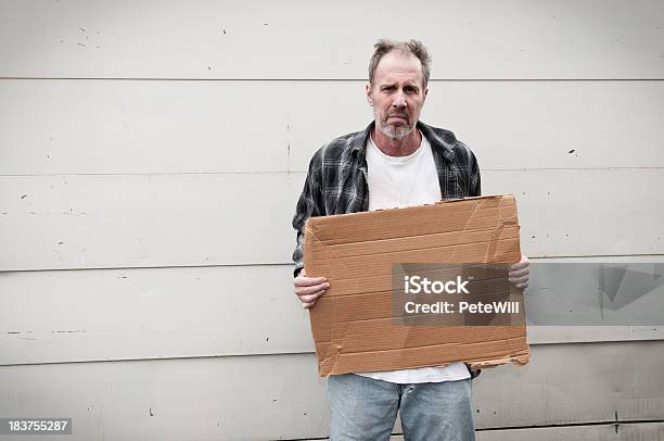 Sin Techo Cartel En Blanco Foto de stock y más banco de imágenes de Mendicidad - Mendicidad, Panel en blanco, Abandonado