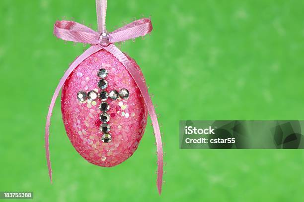 Uovo Di Pasqua Con Strass Cross - Fotografie stock e altre immagini di A forma di croce - A forma di croce, Colore verde, Composizione orizzontale
