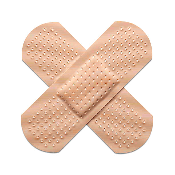 cruce bandaid - medicinal object fotografías e imágenes de stock