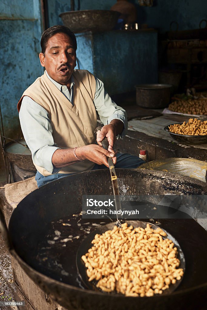 Vendedor de rua, preparando comida indiana - Foto de stock de Cozinhar royalty-free