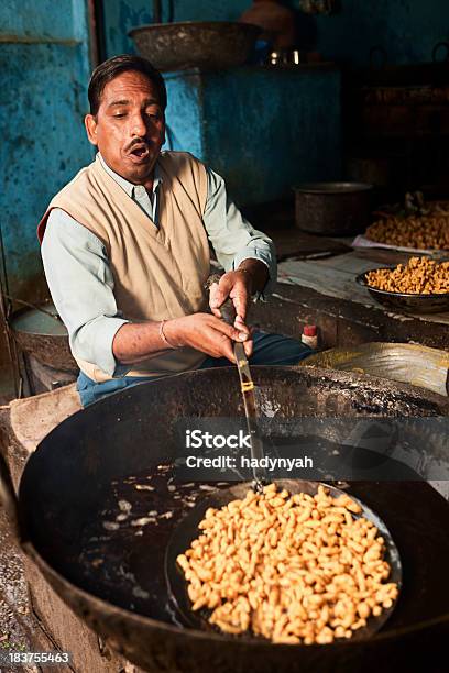 Pessoa Vendedor De Rua De Preparação De Alimentos - Fotografias de stock e mais imagens de Cozinhar - Cozinhar, Cultura Indígena, Homens