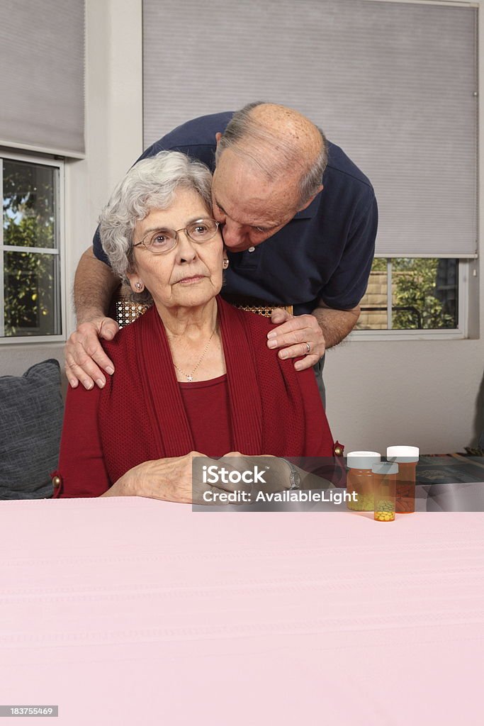Alzheimer mulher Comforted de marido Vertical - Foto de stock de 70 anos royalty-free