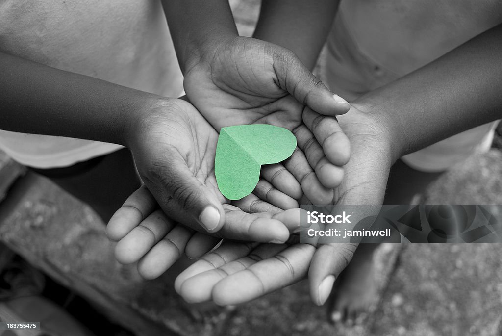 Amore e indolenzimento; giovane concentrato cuore, mani - Foto stock royalty-free di Consolare