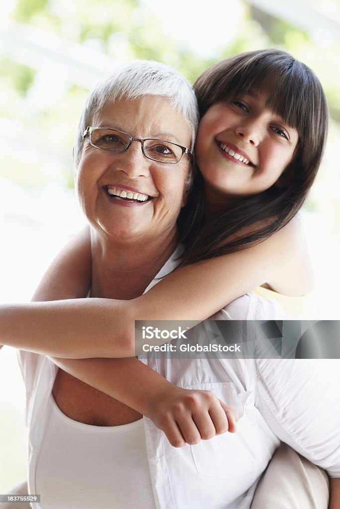 Grand-mère et petite-fille dans une ambiance ludique - Photo de Adulte libre de droits