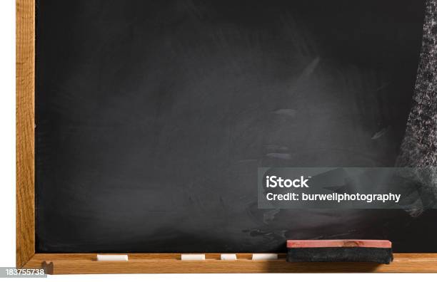 Chalkboard Em Branco Com Apagador E Giz - Fotografias de stock e mais imagens de Ardósia - Ardósia, Borracha - Material de Escritório, Conceito