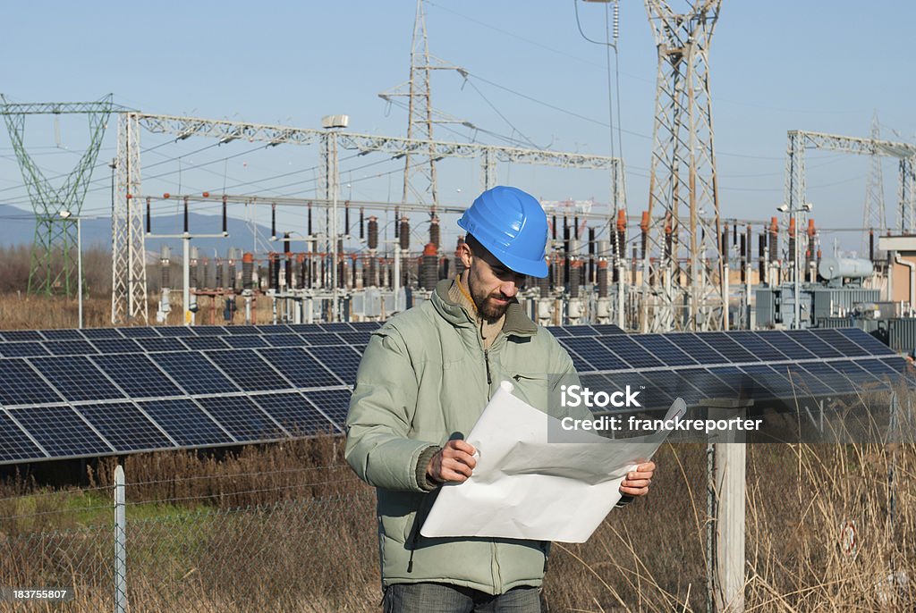 Techniker Ingenieur einem Gemälde Solarkollektoren - Lizenzfrei 20-24 Jahre Stock-Foto
