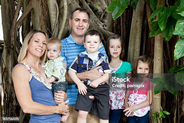 Felice Famiglia Caucasica Di Sei Allaperto - Fotografie stock e altre immagini di Famiglia con quattro figli - Famiglia con quattro figli, Famiglia, Famiglia grande