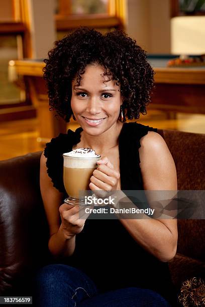 Photo libre de droit de Belle Jeune Femme Tenant Une Tasse De Café banque d'images et plus d'images libres de droit de Adulte - Adulte, Aliments et boissons, Boisson