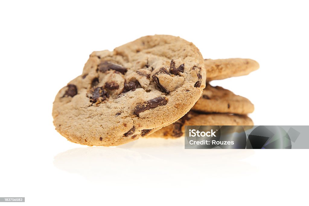 Biscotti con scaglie di cioccolato - Foto stock royalty-free di Ammucchiare