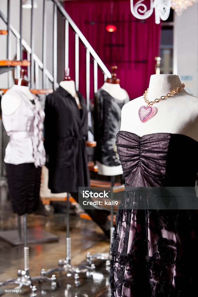 Elegante mujer en ropa de estilo "boutique" en display - Foto de stock de Vestimenta para mujer libre de derechos