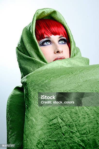 Frau Grüne Textil Stockfoto und mehr Bilder von Attraktive Frau - Attraktive Frau, Betrachtung, Blick nach oben
