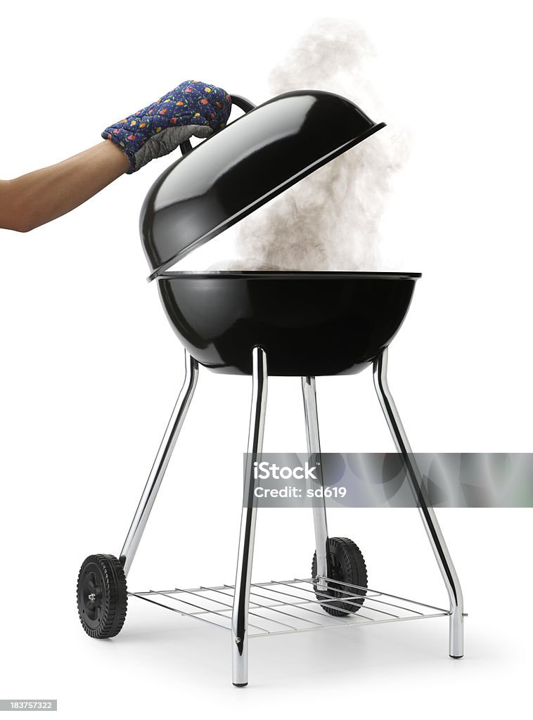 Apertura Griglia per Barbecue con fumo - Foto stock royalty-free di Barbecue - Cibo