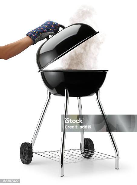 Apertura Griglia Per Barbecue Con Fumo - Fotografie stock e altre immagini di Barbecue - Cibo - Barbecue - Cibo, Scontornabile, Fuoco