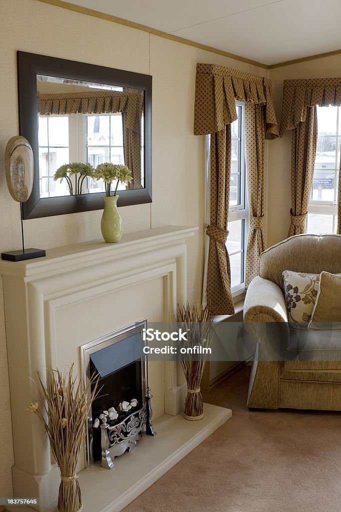 Caravana sala de estar y chimenea - Foto de stock de Caravana - Edificio prefabricado libre de derechos