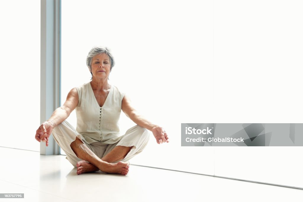 senior mujer Meditando tranquilo - Foto de stock de 70-79 años libre de derechos
