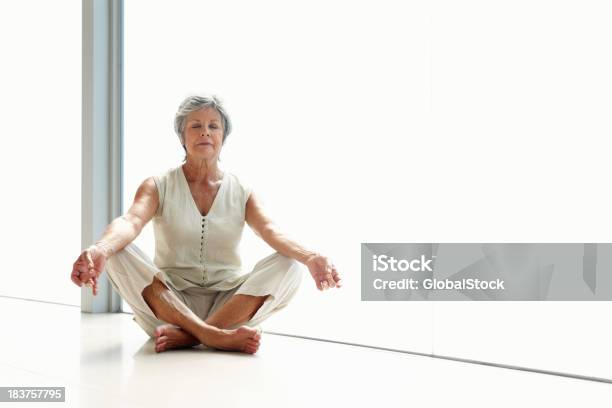 Senior Mujer Meditando Tranquilo Foto de stock y más banco de imágenes de 70-79 años - 70-79 años, Acogedor, Adulto