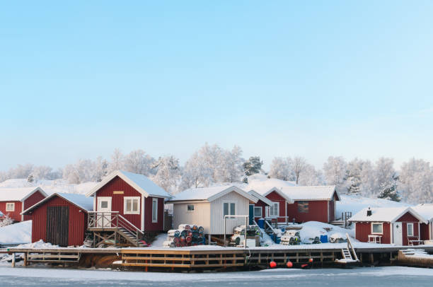 зимняя рыбалка хижинах остров - fishing village idyllic red cottage стоко�вые фото и изображения