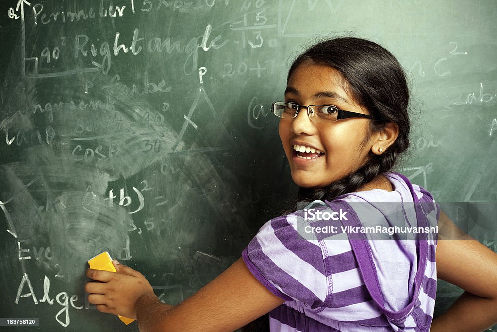 Radosny indyjskich Dziewczyna Student Usuwanie matematycznych na Greenboard Tablica problemy - Zbiór zdjęć royalty-free (12-13 lat)