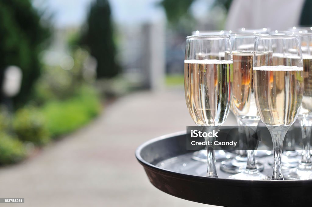 Okulary szampana na tacy - Zbiór zdjęć royalty-free (Garden party)