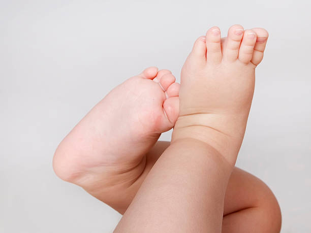 Bambino piedi mettere up in the air - foto stock