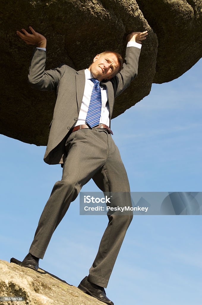 Forte Empresário segurando grandes Rock Boulder no Céu - Royalty-free Entalado Foto de stock