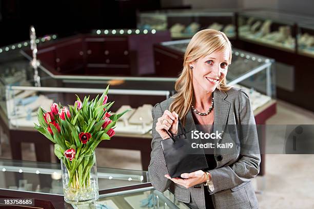 Foto de Compras Em Loja De Joias e mais fotos de stock de 40-44 anos - 40-44 anos, 40-49 anos, Adulto