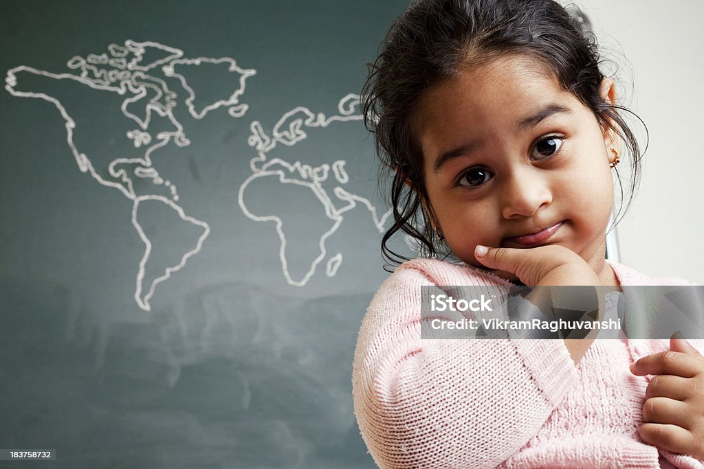 Linda Little india preescolar Girl in Front of mapa mundial - Foto de stock de 2-3 años libre de derechos