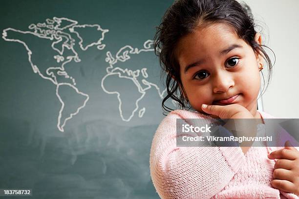 Linda Little India Preescolar Girl In Front Of Mapa Mundial Foto de stock y más banco de imágenes de 2-3 años