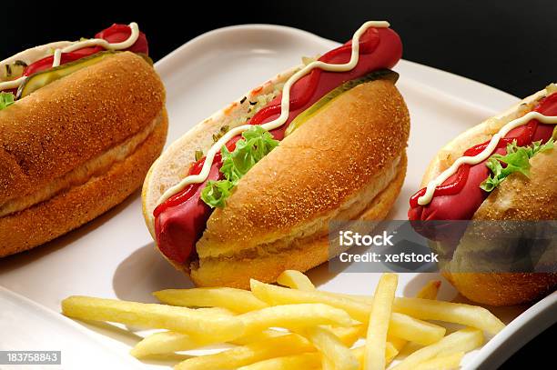 Hotdog С Жареным Картофелем — стоковые фотографии и другие картинки Банкет - Банкет, Без людей, Бутерброд