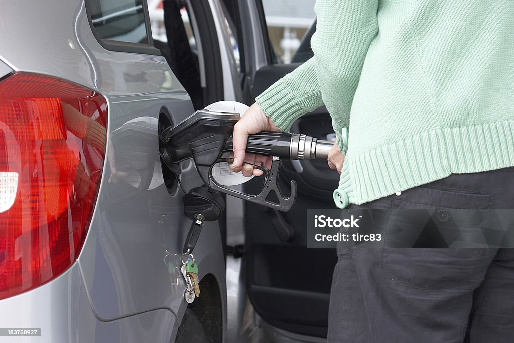 여자 충전 차량 펌프스 집중입니다 - 로열티 프리 가솔린 스톡 사진