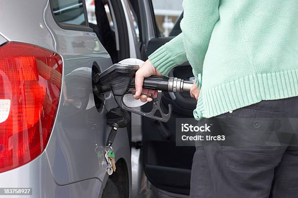 여자 충전 차량 펌프스 집중입니다 가솔린에 대한 스톡 사진 및 기타 이미지 - 가솔린, 급유, 낮