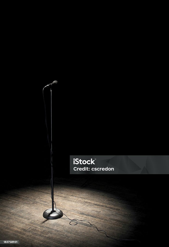 Microfono con spotlight - Foto stock royalty-free di Palcoscenico