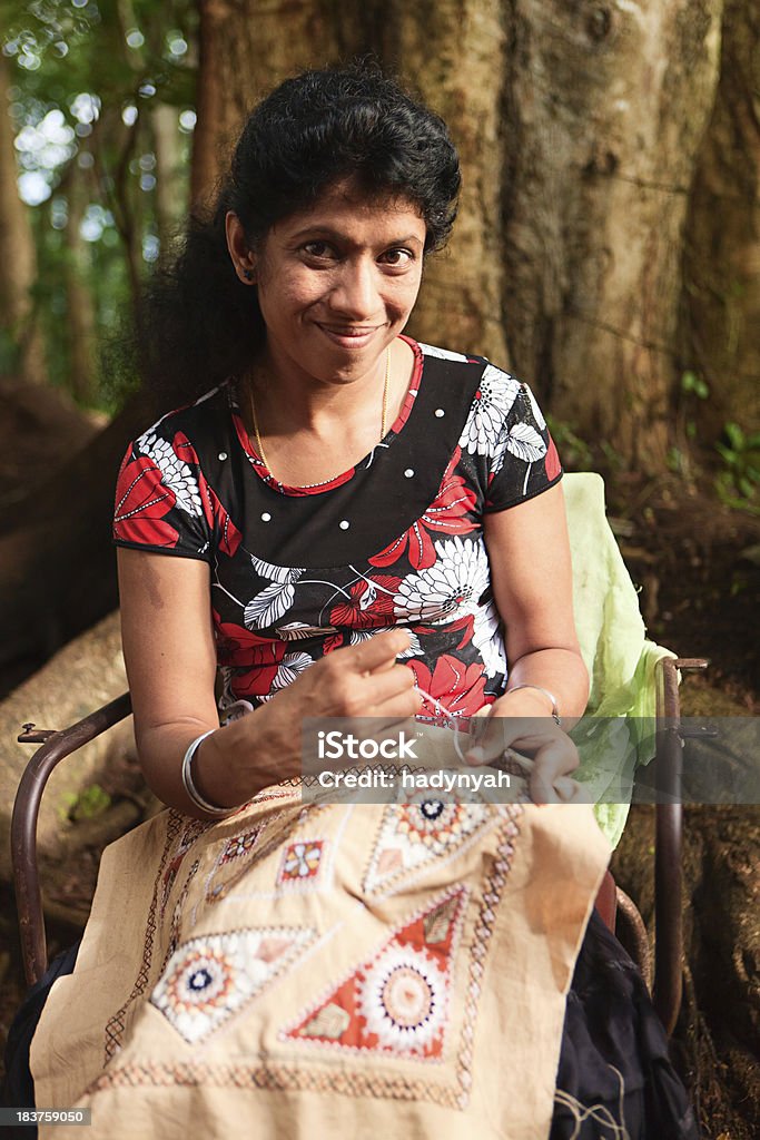 Sri-lankische Frau embroidering in der Nähe von Kandy - Lizenzfrei Arbeiten Stock-Foto