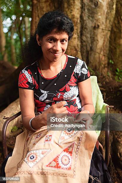 Photo libre de droit de Srilankaise Femme Broder Près De Kandy banque d'images et plus d'images libres de droit de Adulte - Adulte, Aiguille - Mercerie, Arbre