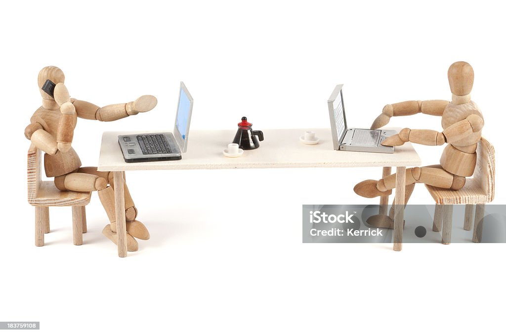 Moderne Kommunikation-Hölzerne Kleiderpuppe am Arbeitsplatz - Lizenzfrei Laptop Stock-Foto