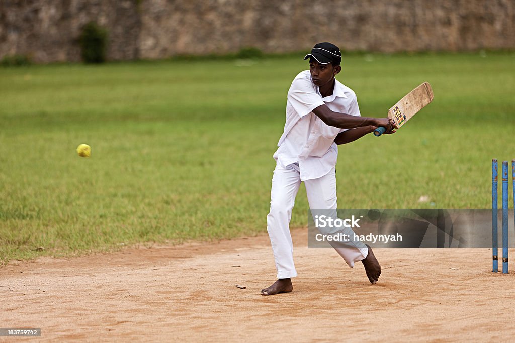 Jovem Sri Lanka schoolboys críquete - Foto de stock de Jogador de Críquete - Esportista royalty-free