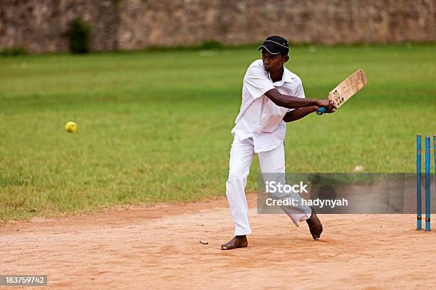 Foto de Jovem Sri Lanka Schoolboys Críquete e mais fotos de stock de Jogador de Críquete - Esportista - Jogador de Críquete - Esportista, Adolescente, Cultura Indiana