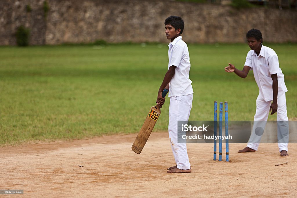 若いスリランカ schoolboys 遊ぶクリケット - クリケットのロイヤリティフリーストックフォト