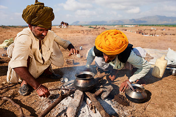インドの男性の環境の中で火祭りプシュカル - india campfire desert camel ストックフォトと画像