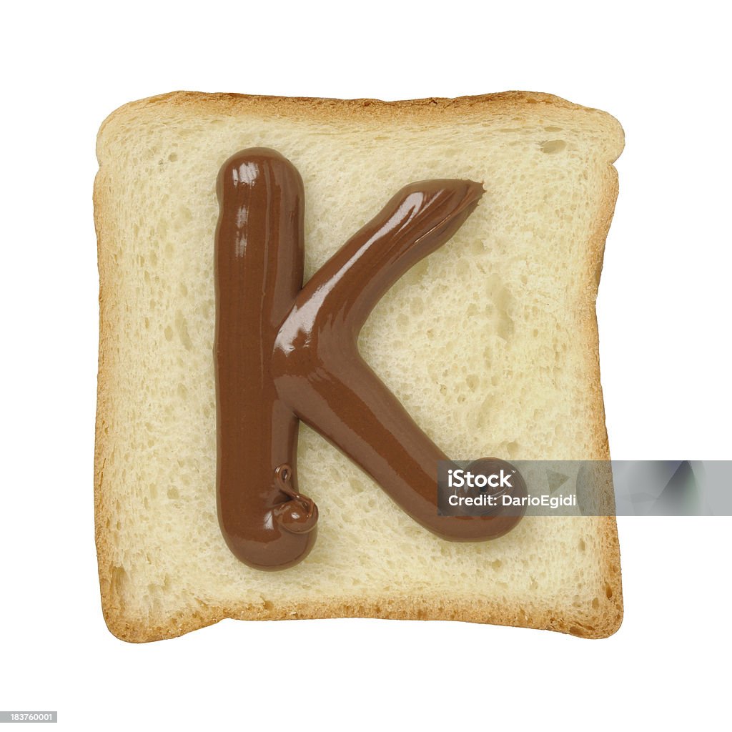 Cioccolato K lettera su tinloaf, sfondo bianco di scansione - Foto stock royalty-free di Alfabeto