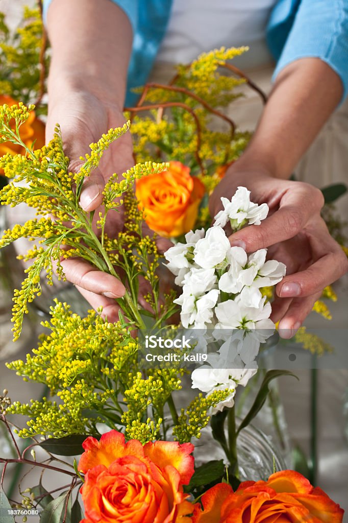 手のお手配などの新鮮な切り花の花瓶 - アウトフォーカスのロイヤリティフリーストックフォト