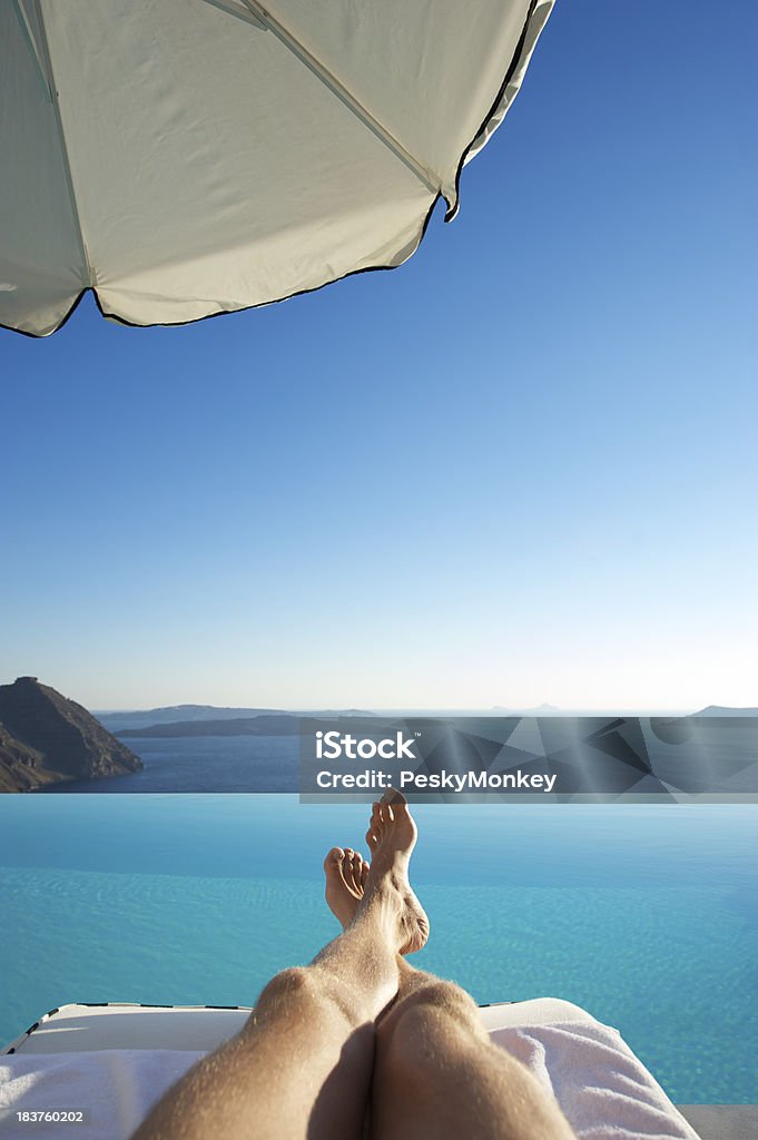 Füße entspannen Sie sich über dem Infinity Pool, Santorin, Griechenland - Lizenzfrei Insel Santorin Stock-Foto