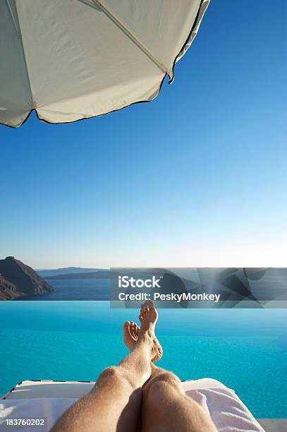 Füße Entspannen Sie Sich Über Dem Infinity Pool Santorin Griechenland Stockfoto und mehr Bilder von Insel Santorin