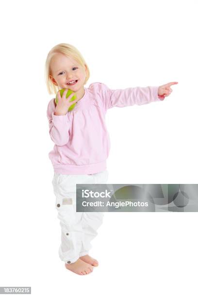 Photo libre de droit de Enfant Tenant Apple Et Pointant Du Doigt banque d'images et plus d'images libres de droit de Montrer du doigt - Montrer du doigt, Tout-petit, Enfant