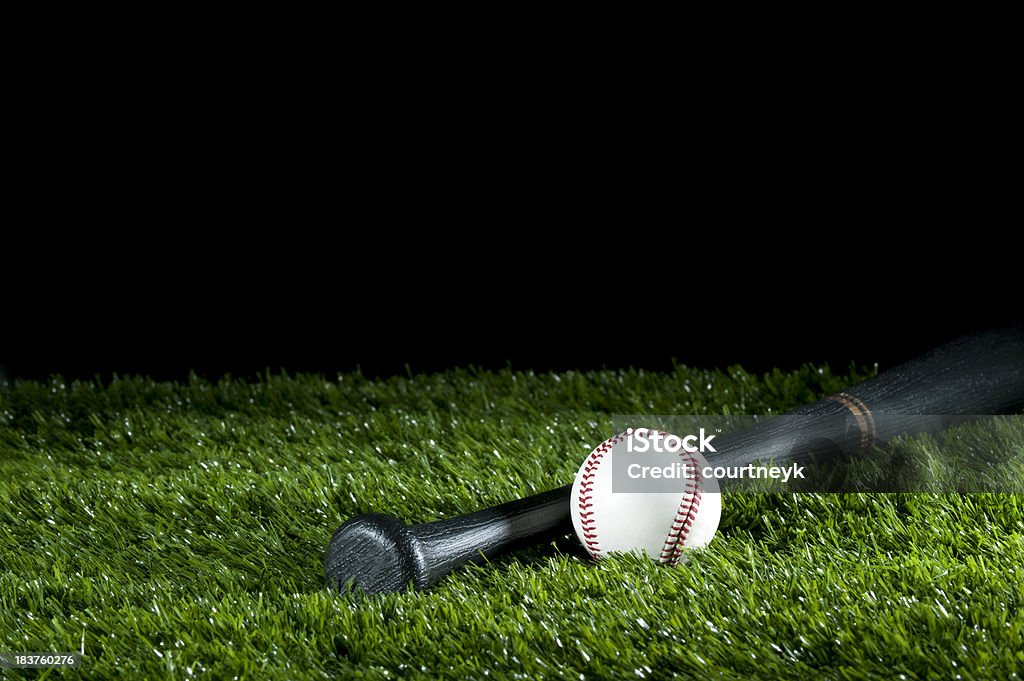 Béisbol y bat en el césped - Foto de stock de Artículos deportivos libre de derechos
