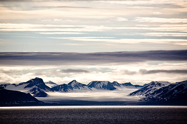 arctic landschaft in islands isfjord - insel spitzbergen stock-fotos und bilder