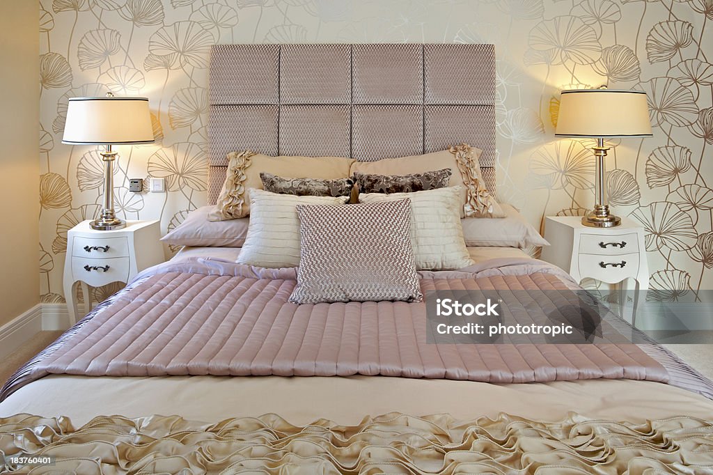 Желтый и розовый спальней - Стоковые фото Без людей роялти-фри