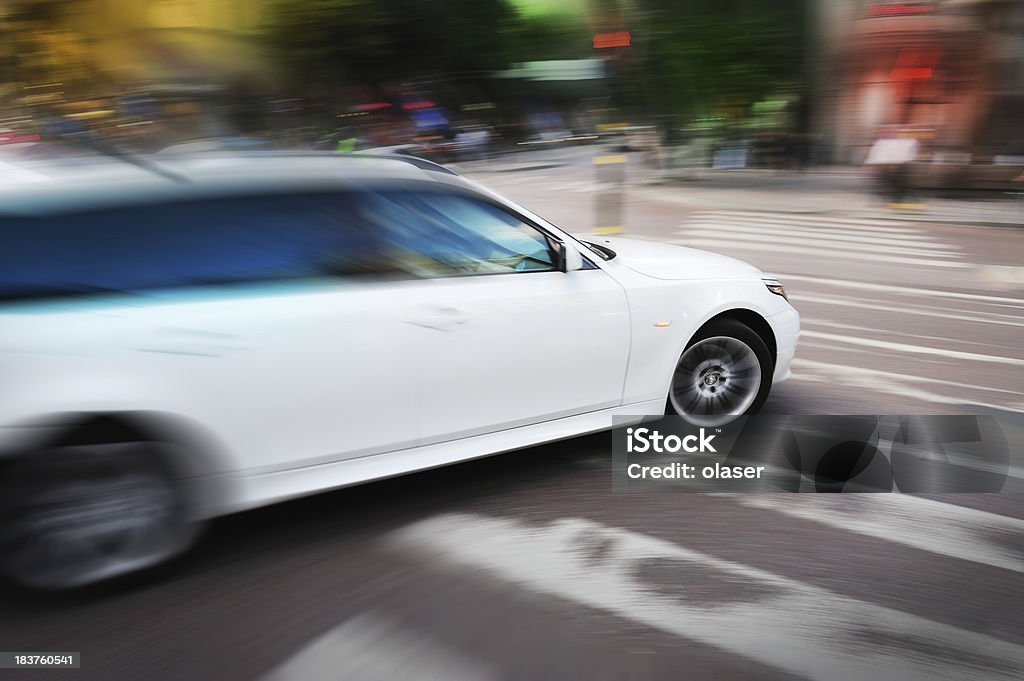 Virando automóvel na faixa de pedestres - Foto de stock de Carro royalty-free