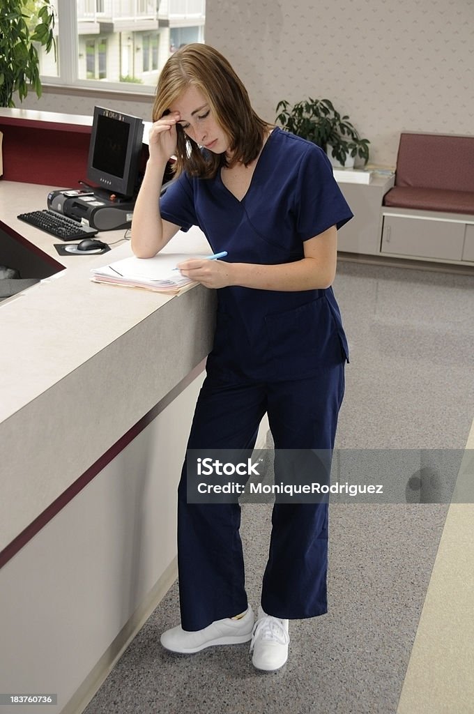 Medizinische Rezeptionist mit Datei - Lizenzfrei Erschöpfung Stock-Foto
