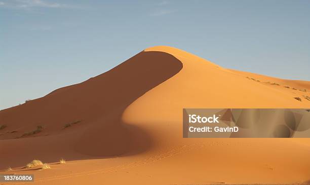 Curvacious Dune Di Sabbia Nel Deserto Del Sahara E Africa - Fotografie stock e altre immagini di Africa